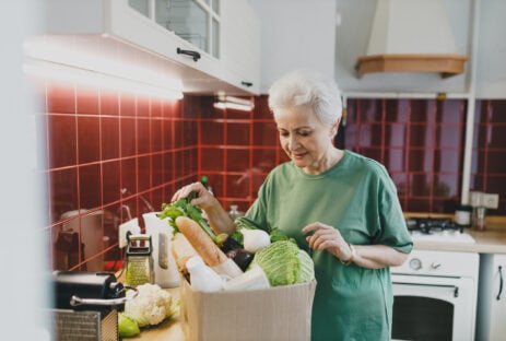 Courses à domicile pour les personnes âgées : quelles options possibles ?